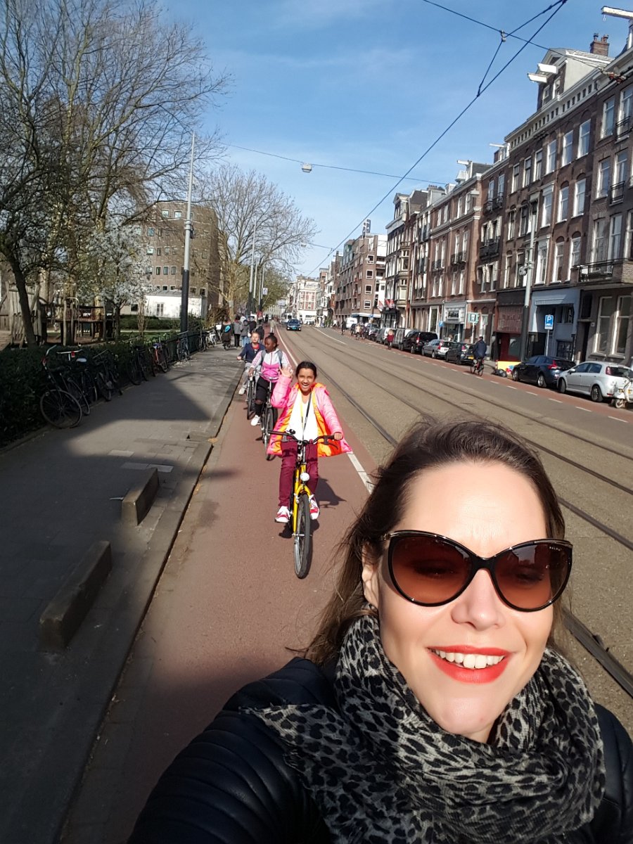 KSD2017-School Overhoeks fietsende juf en kids 1